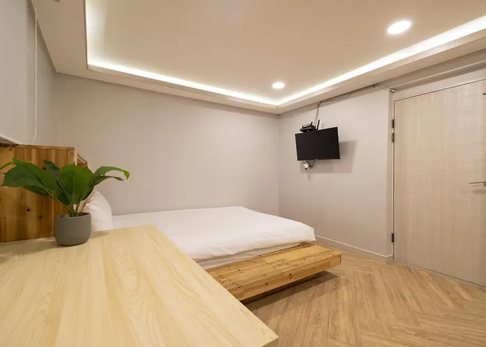 Woody Two Bedroom In Hongdae 3*
