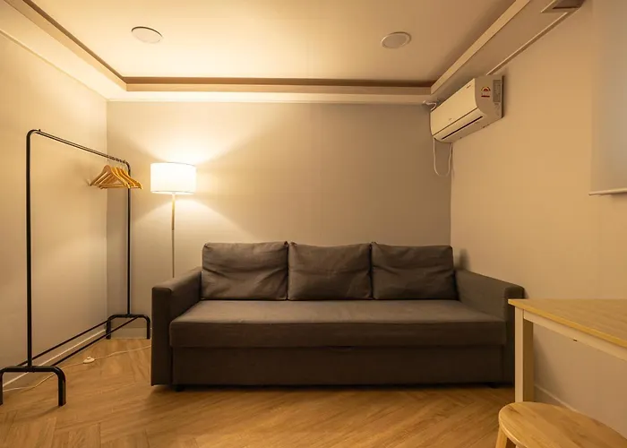 Woody Two Bedroom In Hongdae Gasthuis Seoel