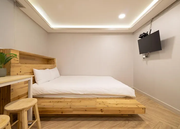 Woody Two Bedroom In Hongdae Gasthuis Seoel