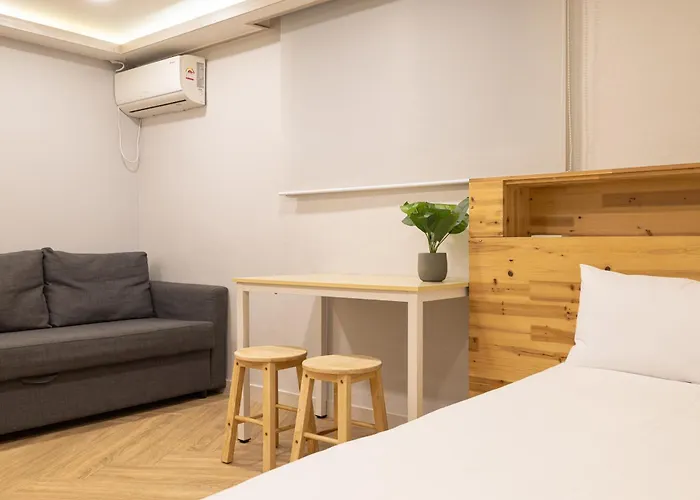 Woody Two Bedroom In Hongdae Gasthuis Seoel