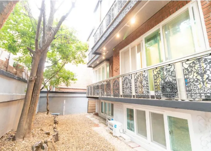 Woody Two Bedroom In Hongdae